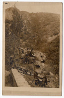 à Identifier-écrite De LA RUCHE--1934--Carte-photo  Animée (couple Pris En Photo Sur Des Rochers) - A Identifier