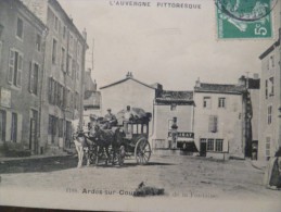 CPA 63 Puy De Dôme Ardes Sur Couze Place De La Fontaine Arrivée Du Courrier Diligence - Sonstige & Ohne Zuordnung