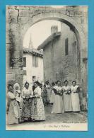 CPA 17 - Une Rue à MAILLANE Femmes Revêtues Du Costume De La Région Arlésiennes 13 - Sonstige & Ohne Zuordnung