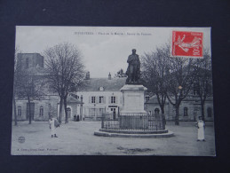 PITHIVIERS - Place De La Mairie - Statue De Poisson - Pithiviers