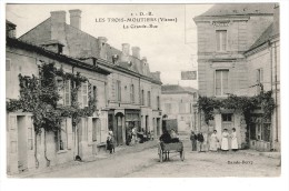 86-LES  TROIS-MOUTIERS- LA  GRANDE  RUE  N228 - Les Trois Moutiers