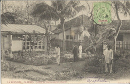 REUNION -  ST DENIS - CPA ANIMEE Du JARDIN Du COMMISSARIAT COLONIAL - VOYAGEE En 1904 -  Etat : TTB - Saint Denis