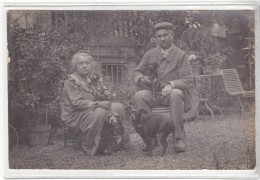 VAL D OISE - SAINT ST LEU LA FORET - AVENUE DE LA GARE - COUPLE AVEC LEURS CHIENS - CARTE PHOTO - Saint Leu La Foret