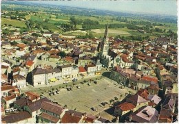 MIREBEAU  86  Vue Aerienne . Place Republique . égtlise . Parking . - Mirebeau