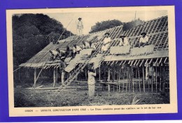 N°549.  GABON - SAMKITA , CONSTRUCTION D´UNE CASE . LES ELEVES CATECHISTES POSENT DES PAILLES SR - Gabon