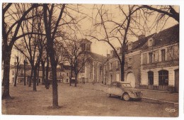 SAINT- GERVAIS-les-TROIS-CLOCHERS. - La Place. Voiture 2CV 1er Plan - Saint Gervais Les Trois Clochers