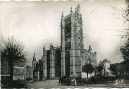 CPSM 63 AMBERT EGLISE ET PLACE ST JEAN    Grand Format 15 X 10,5 - Ambert