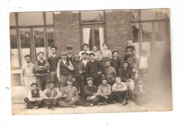 Carte Photo Groupe Anonyme : Hommes + 3 Femmes Et Un Enfant - Non Située - Andere & Zonder Classificatie