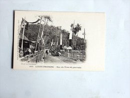 Carte Postale Ancienne : LAOS : LUANG-PRABANG : Rue De Tiom-Si Pavoisée, Animé - Laos