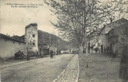 BLESLE - La Place Du Vallat, Vue Des Anciennes Fortifications. - Blesle