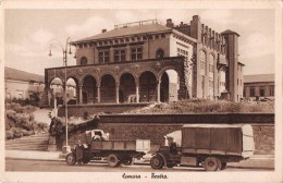 04991 "ERITREA - ASMARA - TEATRO ED AUTOCARRI FIAT 621" ANIMATA. CART. POST. ORIG. NON SPEDITA. - Erythrée