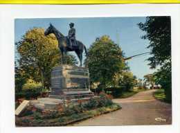 Cassel Statue Du  Marechal Foch Et Le Moulin. Edit Cim - Cassel