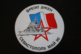 BADGE ECUSSON COMMEMORATIF AUTOCOLLANT VINYL ALLIANCE MANOEUVRES NAVALES NAVIRES DE GUERRE RUSSE ET FRANCAIS MAN 90 - Schiffe