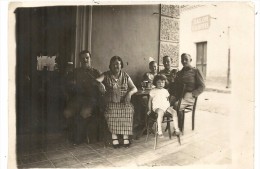 CPA PHOTO . LA FAMILLE EN TERRASSE - Saida