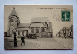 80 - BRAY-SUR-SOMME - La Place Et L'église - Travaux Publics- Rouleau  Comprésseur Et Roulotte - Bray Sur Somme