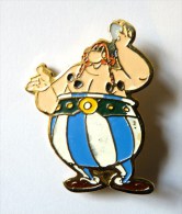 RARE BROCHE ASTERIX OBELIIX SALUANT 1978 DARGAUD (2) - Pin's