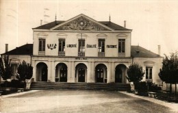 Carte Postale Photo Dentelée PF (17)     MATHA  -  L'Hôtel De Ville - Matha