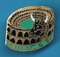 PIN´S //  ** FERIA NIMES ** 92 ** - Stierkampf