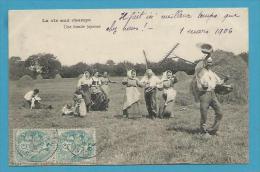 CPA LA VIE AUX CHAMPS - Fenaison - Une Bande Joyeuse - Cultures