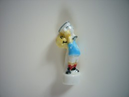 Fève En Porcelaine Sports Football Perlimpinpin Joueur Levant La Coupe Du Monde Foot 1998 Ou 2002 - Sport