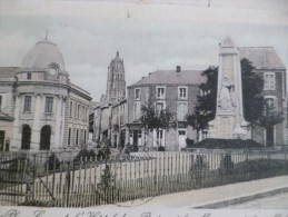 CPA 79 Deux Sèvres Bressuire Place Carnot L'hôtel Des Postes Et Le Monument Des Mobiles - Bressuire