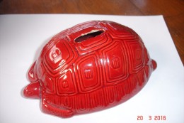 Belle Tirelire  Tortue Rouge ,légers éclats Au Passage De Pièces .L:16 Cms L:11cms - Saint Clément (FRA)