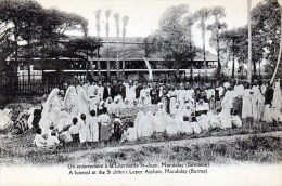 Un Enterrement à La Léproserie St Jean , Mandalay - Myanmar (Burma)