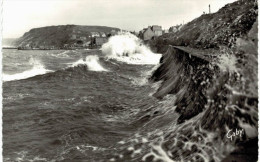 Port En Bessin Effet De Vague  Dans L'avant Port N° 44 - Port-en-Bessin-Huppain