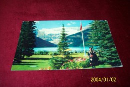 M 355 ° CANADA   AVEC PHILATELIE  ° PIPING THE COLOURS A LAKE LOUISE  1960 - Cartoline Moderne