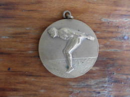 Plivacki Odbor Vojvodine Za 1951  Najboljem Takmicaru Za 400m Slobodan Stil Muski Gold - Swimming
