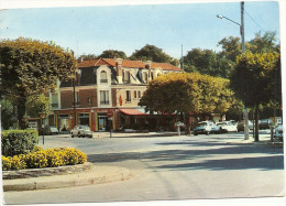 93  GOURNAY  SUR  MARNE      LA  PLACE  ET  LA  CAFE  TABAC ( Voitures Dont 2 Ds- Id   + 2 Cv Citroen) - Gournay Sur Marne