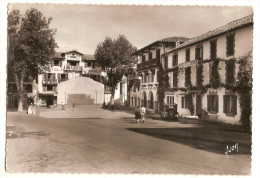 Ascain (64) La Place,le Fronton Et L'hotel De La Rhune Ou Pierre Loti Ecrivit Ramuntcho - Ascain