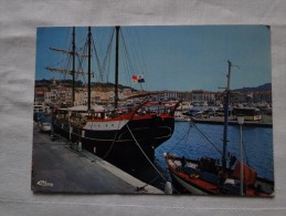 France Saint Tropez - Le  Port  Stamp 1977  A 98 - Saint-Tropez