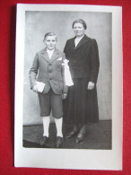 COMMUNION  - CARTE PHOTO - " COMMUNIANT AVEC SA MAMAN OU SA GRAND MERE  " - - Communion