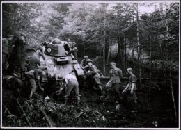 DEUTSCHE BES:FRANKREICH 1940 S/w.-Wehrmachts-Presse-Foto: Wehrmachtssoldaten Bergen Französ. Panzer (Typ... - Other & Unclassified