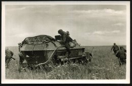 DEUTSCHES REICH 1943 (Nov.) S/w.-Foto-Ak.: "Panzergrenadier.. Springen VomSchützenpanzerwagen" =... - Other & Unclassified