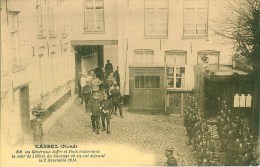 59 CASSEL  Les Généraux Joffre Et Foch Traversant La Cour De L'Hôtel Du Sauvage Ou Ils Ont Déjeunés Le 2 Nov 1914 - Cassel
