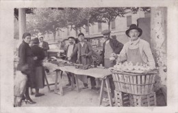 CPA Scène De Marché à Paris @ Carte Photo étal Marchand Ambulant Ail Et Saucisse ? - Marchands Ambulants