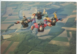 198 Diamant : Parachtistes Formation à 4 (au Dessus De La Vallée De Pau) - Paracaidismo