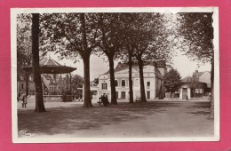 18 CHER ST-AMAND-MONTROND, Place Carrée, Animée, 1939,  (Combier, Macon) - Saint-Amand-Montrond