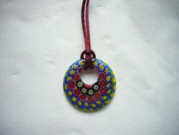 Neuf - Collier Pendentif Rond 3 Cm En Verre Millefiori De Venise Murano Bleu Rouge Jaune Sur Cordon De Soie Bordeaux - Halsketten