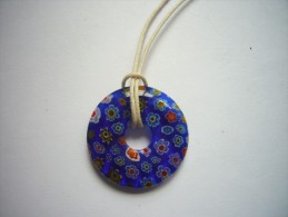 Neuf - Collier Pendentif Rond 3 Cm En Verre Millefiori De Venise Murano Bleu Nuit Sur Cordon écru - Necklaces/Chains