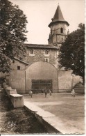 AINHOA - Le Fronton Et L´Eglise D´Ainhoa - Elcé 1368 - écrite Et Circulée 1955 - Tamponnée Frontière - Animée - Tbe - Ainhoa