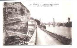 CPA 46 CAHORS LA FONTAINE DES CHARTREUX ET LE PONT VALENTRE UNUSED - Cahors