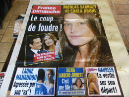 AFFICHE FRANCE DIMANCHE NICOLAS SARKOZY CARLA BRUNI REGARDEZ MES VENTES ! J´EN AI D´AUTRES - Tijdschriften & Catalogi