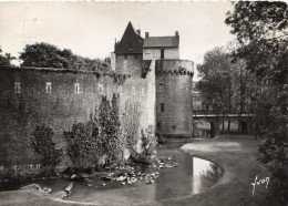 44 - NANTES - Les Douves Et Le Château - Nantes