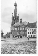 Solré-le-Château (59) - L'Hôtel De Ville Et L'Eglise. B. état, SM, Non Circulé. (Pub Au Dos). 2 Scans - Solre Le Chateau