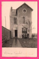 Carte Photo - Vieux Condé - Famille Devant Une Maison - Animée - Vieux Conde