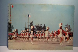 SAINT -LAURENT-DU-VAR   --- MAJORETTES -- La Parade  -- ( Format 150x105 )  -- (pas De Reflet Sur L'original ) - Saint-Laurent-du-Var