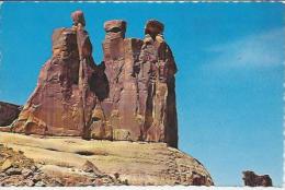 VS.- Utah. Arches National Park. Three Gossips. 2 Scans - Autres & Non Classés